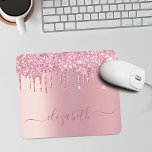 Rosa Dripping Glitter Personlig Musmatta<br><div class="desc">Anpassningsbarnas elegant och den gigantiska musknappen med rosa faux glitter som tappar ner en rosa faux metallisk folibakgrund. Anpassa med ditt namn i ett skript för rosa av snyggt trendig med dekortecken.</div>