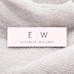 Rosa Elegant Minimalistisk Monogram Namn Namnbricka<br><div class="desc">Öka din personliga identitet eller professionell med vårt klassiska Elegant Modern Minimalist Monogram Namn bricka. Dessa märkre blandar sömlöst tidsmässigt sofistikerad med contemporaryns minimalism, och skapar ett varaktigt intryck i alla lägen. Designat med noggrann uppmärksamhet på detaljerna är detta namn bricka mer än bara identifiering. Det är en påstående av...</div>