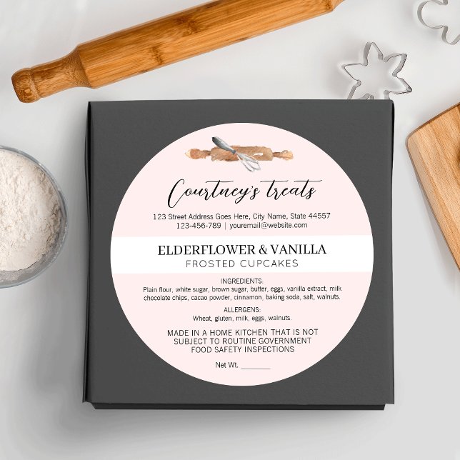  Rosa Elegant -skript Hembakeri Ingredienser Runt Klistermärke (Add the finishing touch to your dessert boxes with this blush pink cottage law food sticker)