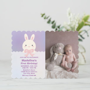 Rosa... En bit är ett Baby första födelsedagsfoto Inbjudningar