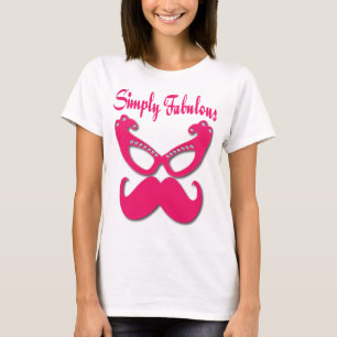 Rosa enkelt sagolika mustasch och rosa t-shirt