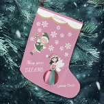 Rosa Fairy Princess Dreams Stor Julstrumpa<br><div class="desc">Den här fina julklappen för din lilla prinsessa kommer att göra alla hennes drömmar kom sanna! Den har två små Helgdag omgivna av vit snöflingor. En av älvorna är klädd i rosa och bär en rosa-, burgundi- och tealstrimlad Julgran-lampa. Den andra mjölken är klädd i grönt med rött och vitt...</div>