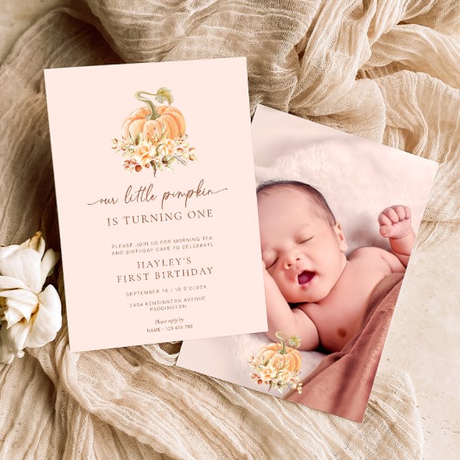  Rosa faller en liten pumpkin första födelsedag Inbjudningar (Fall first birthday invitation. Our little pumpkin is turning one invitation)