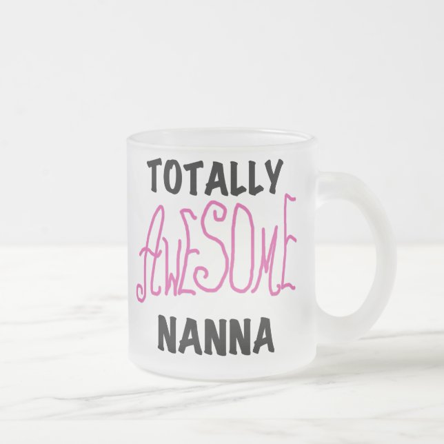 Rosa Fantastisk Nanna T-shirts och presenter Frostad Glasmugg (Höger)