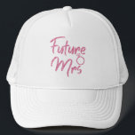 Rosa färg Future Mrs Truckerkeps<br><div class="desc">Moukling rosa Future Mrs. design är underbar för Möhippa eller Bachelorette-parti,  förlovningsfester och fotoskott. Efternamnet kan enkelt ändras. Framtida brev som finns tillgängligt i sex lustigt vibrerande färger för att matcha ert tema om utrustning och party färg: Blue,  Guld,  Silver,  Ro, ,  guld,  Violet,  Turquise.</div>