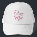 Rosa färg Future Mrs Truckerkeps<br><div class="desc">Moukling rosa Future Mrs. design är underbar för Möhippa eller Bachelorette-parti,  förlovningsfester och fotoskott. Efternamnet kan enkelt ändras. Framtida brev som finns tillgängligt i sex lustigt vibrerande färger för att matcha ert tema om utrustning och party färg: Blue,  Guld,  Silver,  Ro, ,  guld,  Violet,  Turquise.</div>
