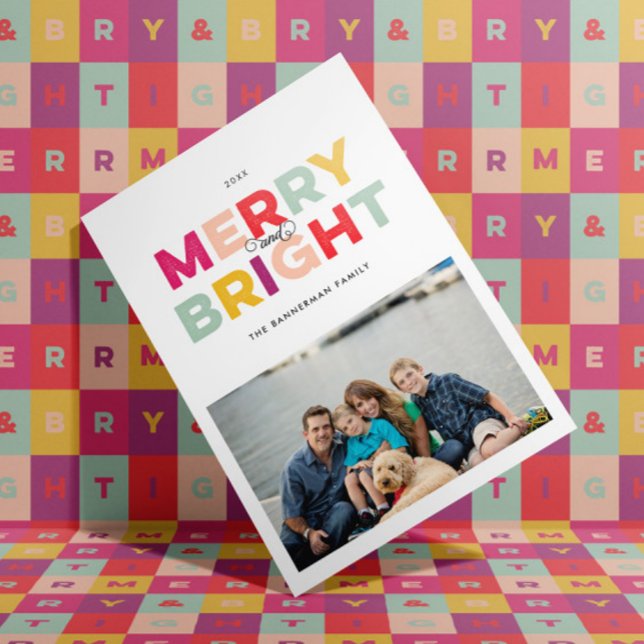 Rosa färgglad typ Glad och ljus jul Julkort (pink purple aqua yellow Merry and Bright modern Christmas holiday photo card)