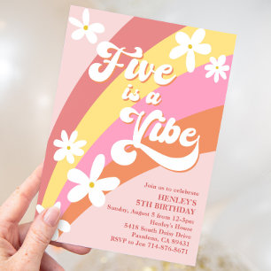 Rosa fem är en Vibe Retro Daisy Regnbåge Födelseda Inbjudningar
