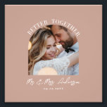 Rosa feminina välvd fotovägg bröllopspresent hemin fototryck<br><div class="desc">Tillsammans är bättre par rosa feminina välvd fotovägg bröllopsannonsering och presentaffisch. Modern feminin elegant rosa färgton.</div>