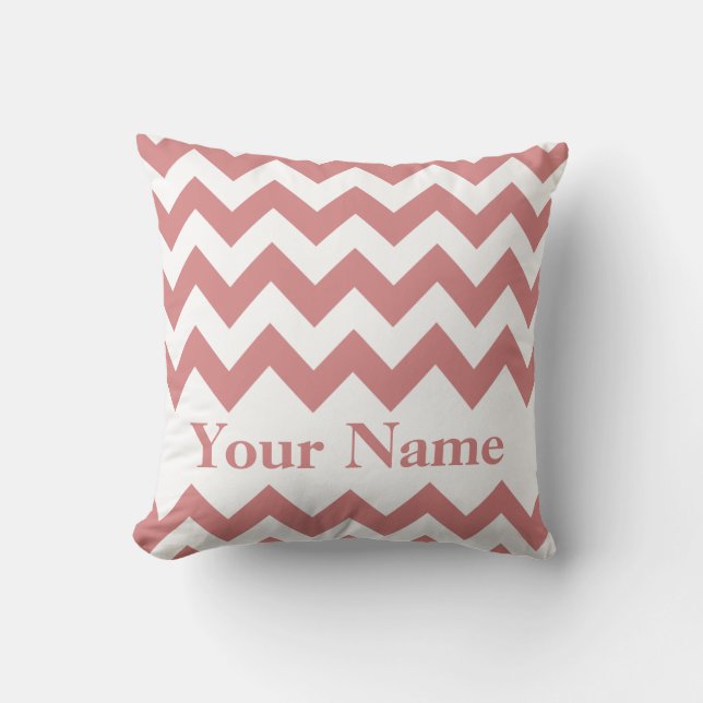 Rosa fet chevron med monogram kudde (Framsida)