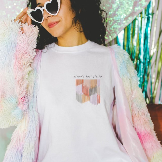 Rosa Fiesta Modern Franje Sällskapsfestival T Shirt (Pink Modern Fringe last fiesta bachelorette party t-shirt.)