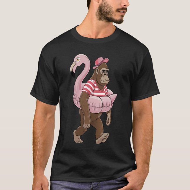 Rosa Flamingo Bigfoot: A Vacation Äventyr T Shirt (Framsida)