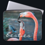 Rosa Flamingo Bird Friends Photo Besties-skript Laptop Fodral<br><div class="desc">Vem säger att flamingos inte kan ha roligt med sin favoritkompis? En mil när du användor den här fantastiska, färgstarka fotografibilden neopren laptop sleeve från två rosa flamingon som leker omkring. Laptop sleeve finns i tre storlekar: 15, 13 och 10 tum. Gör en underbar gåva till din bästa vän! Du...</div>