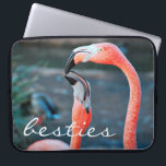 Rosa Flamingo Bird Friends Photo Besties-skript Laptop Fodral<br><div class="desc">Vem säger att flamingos inte kan ha roligt med sin favoritkompis? En mil när du användor den här fantastiska, färgstarka fotografibilden neopren laptop sleeve från två rosa flamingon som leker omkring. Laptop sleeve finns i tre storlekar: 15, 13 och 10 tum. Gör en underbar gåva till din bästa vän! Du...</div>