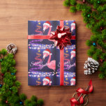 Rosa Flamingo Festive Tropical Beach-jul Presentpapper<br><div class="desc">Den här säsongens Greetings-tropisk strand som omsluter papper har en rosa flamingo med en röd och vit julhatt. Det finns festive helgdag string ljus och Ribbon och Stars Julgran. -</div>