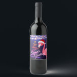 Rosa Flamingo Festive Tropical Beach-jul Vinflaska Etikett<br><div class="desc">Den här säsongens Greetings-etikett för tropisk strand,  jultomten vin,  har en rosa flamingo med röd och vit julhatt. Det finns festive helgdag string ljus och Ribbon och Stars Julgran. -</div>