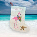 Rosa Flamingo Girls Beach Liten Julstrumpa<br><div class="desc">Rosa flamingo julstrumpor med ett strandtema. Lägg till namn i rosa med tryckt text överst över tropiska vatten och strandsand vid söten. En enda stjärnfisk dekorerar tåget och flamingon bär en andedräkt av hibiscus och holly löv.</div>