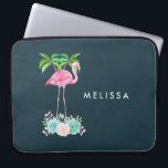 Rosa Flamingo Handflatan träd och Blommigt Succule Laptop Fodral<br><div class="desc">Laptop sleeve med en illustration av en rosa flamingo som står på en bädd av blommigt blommor med blomning där grönt handflatan träd svävar i ryggen. Tropiskt och söt. Bakgrunden är mörk blått.</div>