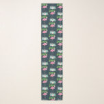 Rosa Flamingo Handflatan träd och Blommigt Succule Sjal<br><div class="desc">En scarf med ett upprepande mönster av ett exempel på en rosa flamingo som står på en bädd av blommigt självkulenta blommor med grönt handflatan träd som sviktar i ryggen. Tropiskt och söt. Bakgrunden är mörk blått.</div>