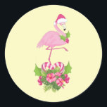 Rosa Flamingo i Santa Hat Whimsical jul Runt Klistermärke<br><div class="desc">Stickers med ett tropiskt tema julflamingo med en rosa julhatt. Under fötterna är en candy cane bouquet med tropiska blommor och rosa söt. En myrsprit på bröstet.</div>