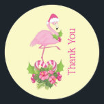 Rosa Flamingo i Santa Hat Whimsical Tack Runt Klistermärke<br><div class="desc">Tack för att du klistrar med ett tropiskt temat julflamingo och har en rosa julhatt. Under fötterna är en candy cane bouquet med tropiska blommor och rosa söt. En myrsprit på bröstet.</div>
