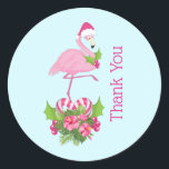 Rosa Flamingo i Santa Hat Whimsical Tack Runt Klistermärke<br><div class="desc">Tack för att du klistrar med ett tropiskt temat julflamingo och har en rosa julhatt. Under fötterna är en candy cane bouquet med tropiska blommor och rosa söt. En myrsprit på bröstet.</div>