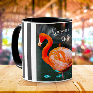 Rosa Flamingo Photo Black White Rand Dare-citat Mugg