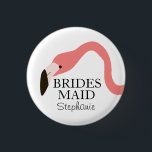 Rosa Flamingo Stollig Bridesmaid Knapp<br><div class="desc">Den här designen är en liten knapp för dina brickor och har en rosa flamingo med lång, grå nacke över anpassningsbarnas text. Lägg i ditt brudgumms namn i ställe i det urval namn som visas i designmallen. All text på den här kommandoknappen kan anpassas efter dina önskemål. Med den här...</div>