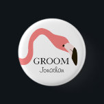 Rosa Flamingo Stollig Groom Knapp<br><div class="desc">Den här designen är en liten knapp för Groom och har en rosa flamingo med lång, grå nacke över anpassningsbarnas text. Infoga Grooms namn i ställe på det urval namn som visas i designmallen. All text på den här kommandoknappen kan anpassas efter dina önskemål. Med den här kommandoknappen väljer du...</div>