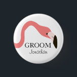 Rosa Flamingo Stollig Groom Knapp<br><div class="desc">Den här designen är en liten knapp för Groom och har en rosa flamingo med lång, grå nacke över anpassningsbarnas text. Infoga Grooms namn i ställe på det urval namn som visas i designmallen. All text på den här kommandoknappen kan anpassas efter dina önskemål. Med den här kommandoknappen väljer du...</div>