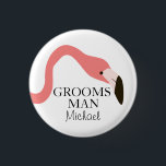 Rosa Flamingo Stollig Groomsman Knapp<br><div class="desc">Den här designen är en liten knapp för dina marskalkar och har en rosa flamingo med sin långa, grå nacke över anpassningsbarnas text. Sätt i namn i Groomsmans ställe i det urval namn som visas i designmallen. All text på den här kommandoknappen kan anpassas efter dina önskemål. Med den här...</div>