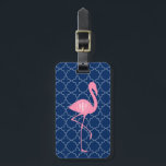 Rosa Flamingomarin Quatrefoil för Monogram Bagagebricka<br><div class="desc">En gåva som presenterar en illustration av en rosa flamingo.  Bakgrund är marinblå quatrefoil.  Personifiera med din monograminsida cirklar på flamingos förkroppsligar.</div>