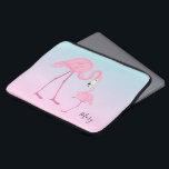 Rosa flamingos mamma och baby laptop fodral<br><div class="desc">Elegant Rosa flamingos mamma och baby vattenfärger illustration. Rosa och blå bakgrund samt namn/monogram (tillval).</div>