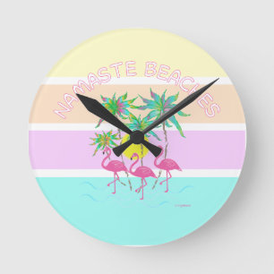 Rosa Flamingos med Handflatan, Namaste stränder, C Rund Klocka
