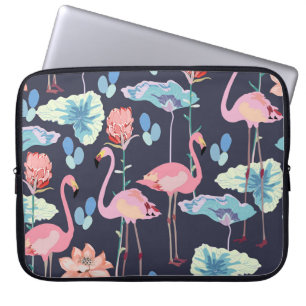 Rosa flamingos omgiven av lotus blommor och pro laptop fodral