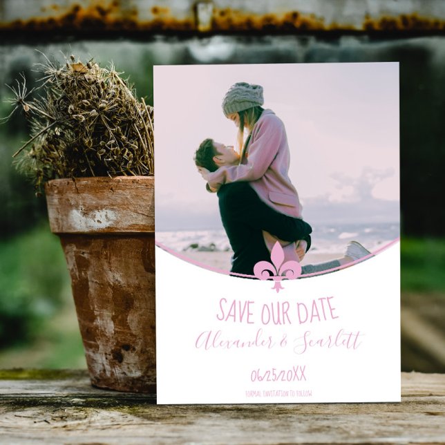 Rosa Fleur de Lis Foto Spara Datum Annonsering Meddelande (Pink Fleur de Lis Photo Save the Date)