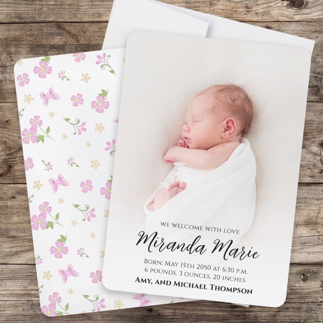 Rosa Flicka Blommigt Foto Birth Notice (Baby photo announcement card with floral and butterfly pattern. )