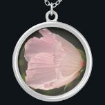 Rosa Flower Blommar Silver Platt runt halsband<br><div class="desc">Försiktigt rosa blommar blomsterfotografi.</div>