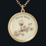 Rosa Flowers Chalice Snöre Guldpläterat Halsband<br><div class="desc">Detta är en vacker,  traditionell katolsk bild av Helig-värden (Communion) ovanför kyrkan med rosa blommor och snöre. Text och typsnitt kan ändras</div>