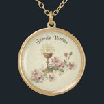 Rosa Flowers Chalice Snöre Guldpläterat Halsband<br><div class="desc">Detta är en vacker,  traditionell katolsk bild av Helig-värden (Communion) ovanför kyrkan med rosa blommor och snöre. Text och typsnitt kan ändras</div>