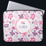 Rosa Flowers och Blue Hearts Cute Whimsiques Laptop Fodral<br><div class="desc">Laptop sleeve med ett sött blommönster. Består av rosa och lila,  oregelbundna blommor i en sextiotalsgroovi stil. Fläktade blåa hjärtan,  peppar bakgrunden på en blek blå bakgrund. En vit cirkel med söt rosa gräns med punkter och stänk med ditt namn eller annan anpassningsbar i mitten.</div>