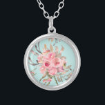 Rosa Flowers on Light Blue Silverpläterat Halsband<br><div class="desc">Fantastisk  rosa blommor blomstrar mot en ljusblå bakgrund.</div>