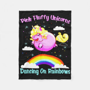 Rosa Fluffy Unicorns Dancing on Rainbows T Shirt Fleecefilt
