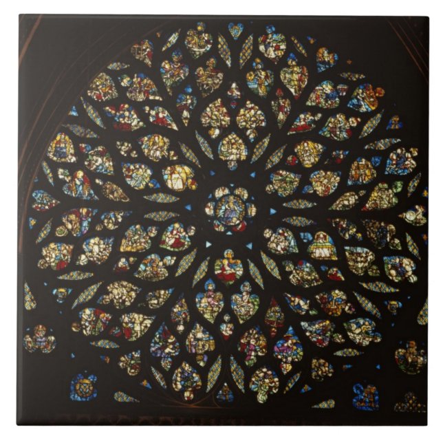 Rosa fönster ovanför den västra dörren, med depic kakelplatta (Framsidan)