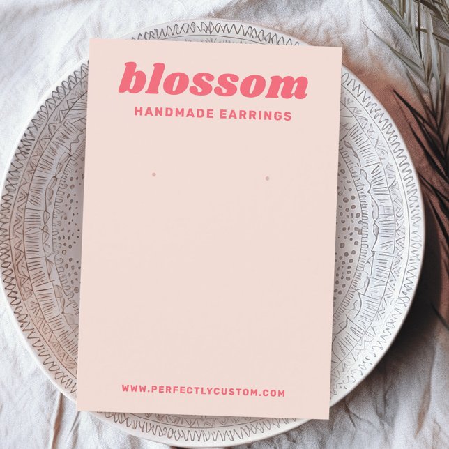 Rosa för  av  av lätt  rosa-återgivning av teckens visitkort (Light blush pink retro font logo pink earring card)