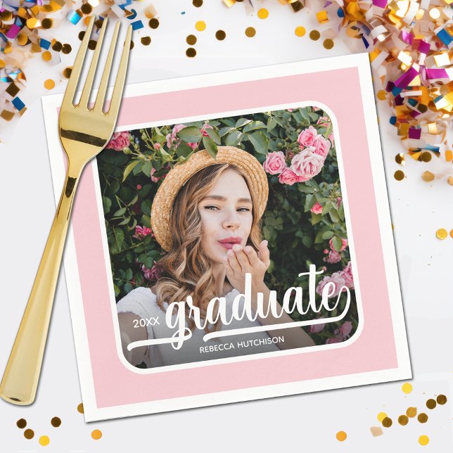 Rosa för fet student-fotoskript pappersservett (Your photo, name, class year and "Graduate" in a cool script on pink background party napkins)