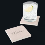 Rosa för Modern Monogram Namn-skript Stenunderlägg<br><div class="desc">Öka din livsmiljö med den här moderna, minimalistiska Monogram Beige Stone-Underlägg, med personlig initialer som visas underligt i bakgrunden och ditt namn i elegant, modernt skript på framsidan. Den rena designen och neutralten beige färg gör den till en mångsidig accent för vilket hem som helst, vilket ger en aning sofistikering...</div>