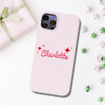 Rosa för snyggt av Retro-skript i monogram<br><div class="desc">Tittar du ett nytt telefonfodral för din iPhone 14 plus? Kolla in den här Snyggten Retro Script Monogram Rosa Fodral-Mate iPhone 14 Plus Fodral. Den har ett coola-rectro-typsnitt med mousserande stjärnor på en rosa bakgrund. Du kan enkelt lägga till ditt namn. Lycklig anpassar sig!</div>