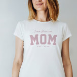 Rosa för söt enkel personlig i Team mamma T Shirt<br><div class="desc">Designad för att samordna med Lea Delaveris Design-skjortan för skjortor för spädbarn, är mamma-skjortan en perfekt för en ny mamma eller mamma att bli. Även underbar till bäran till babyduschen har den här sportiska t-shirt-designen ett "team namn" i rosa, tillsammans med ett djärvt "mamma" och fastställt datum. Hitta mer färg...</div>