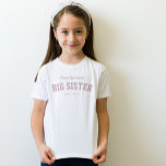 Rosa för sportig personlig i Big syster roligt T Shirt<br><div class="desc">Designad att samordna med Lea Delaveris Design-skjortan för skygglappar är den här lilla stora skjortan en perfekt för ett nytt syskon. Det är underbart för att tillkännage ett nyfödd bebis eller för när det lilla syskon föds. Den här sportiska t-shirt-designen har ett "team namn" i vitt skript där du kan...</div>